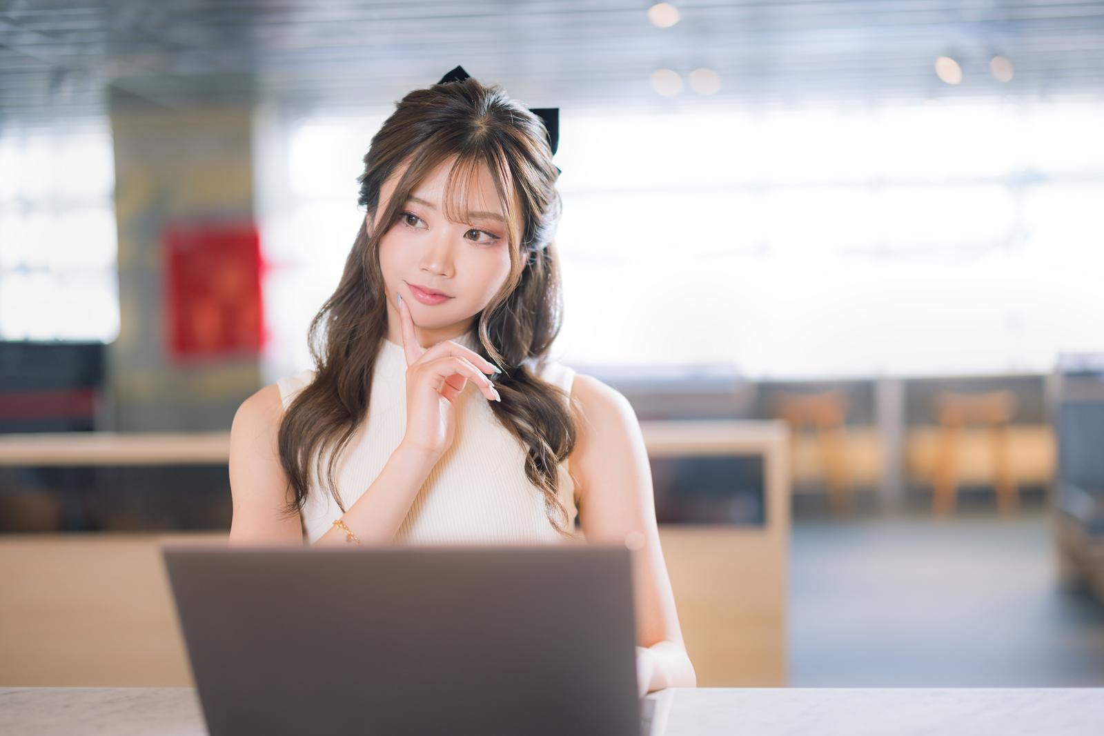 企画のアイデアを考えるノートパソコンの前の女性