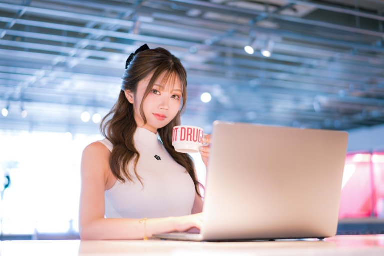 企画のアイデアを考えるノートパソコンの前の女性